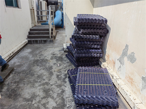 冷卻塔是如何將冷凝器中的熱量帶走的？